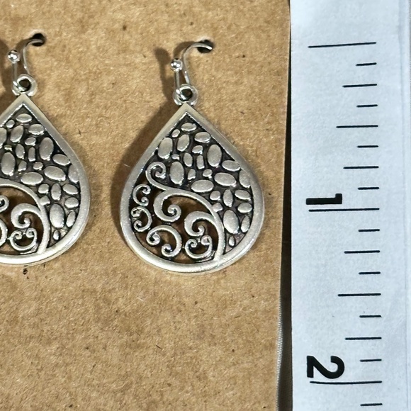 2/$20 Silver tone water droplet 1/2 filigree & 1/2 pebbled hook earrings NWOT - Picture 9 of 11